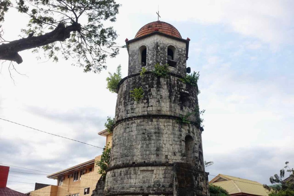 Dumaguete Sehenswürdigkeiten: Glockenturm in Dumaguete City, Copyright Peter Pohle PetersTravel