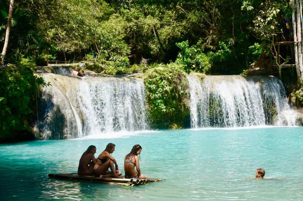 Siquijor Island, Cambugahay Falls mit Floß und Schwimmer 