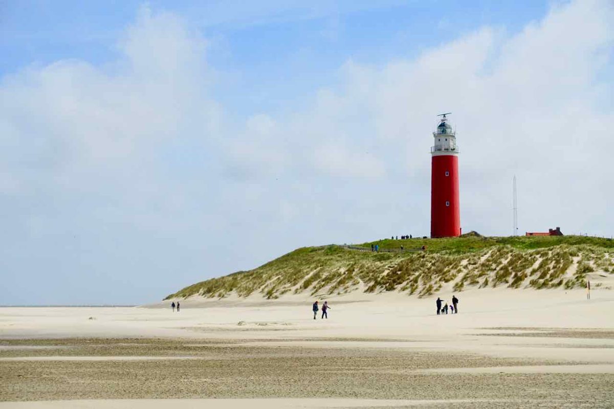 Texel Strände: Strand mit Leuchtturm in De Cocksdorp, Niederlande