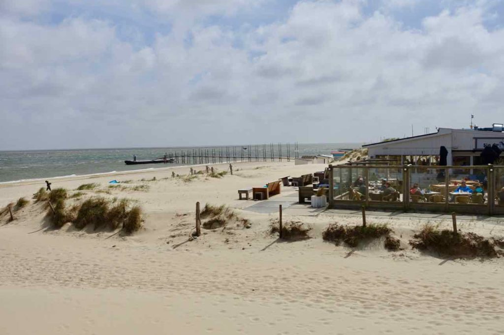 Texel Strände: Strandpavillon Kaap Noord und Bootsableger bei De Cocksdorp, Niederlande