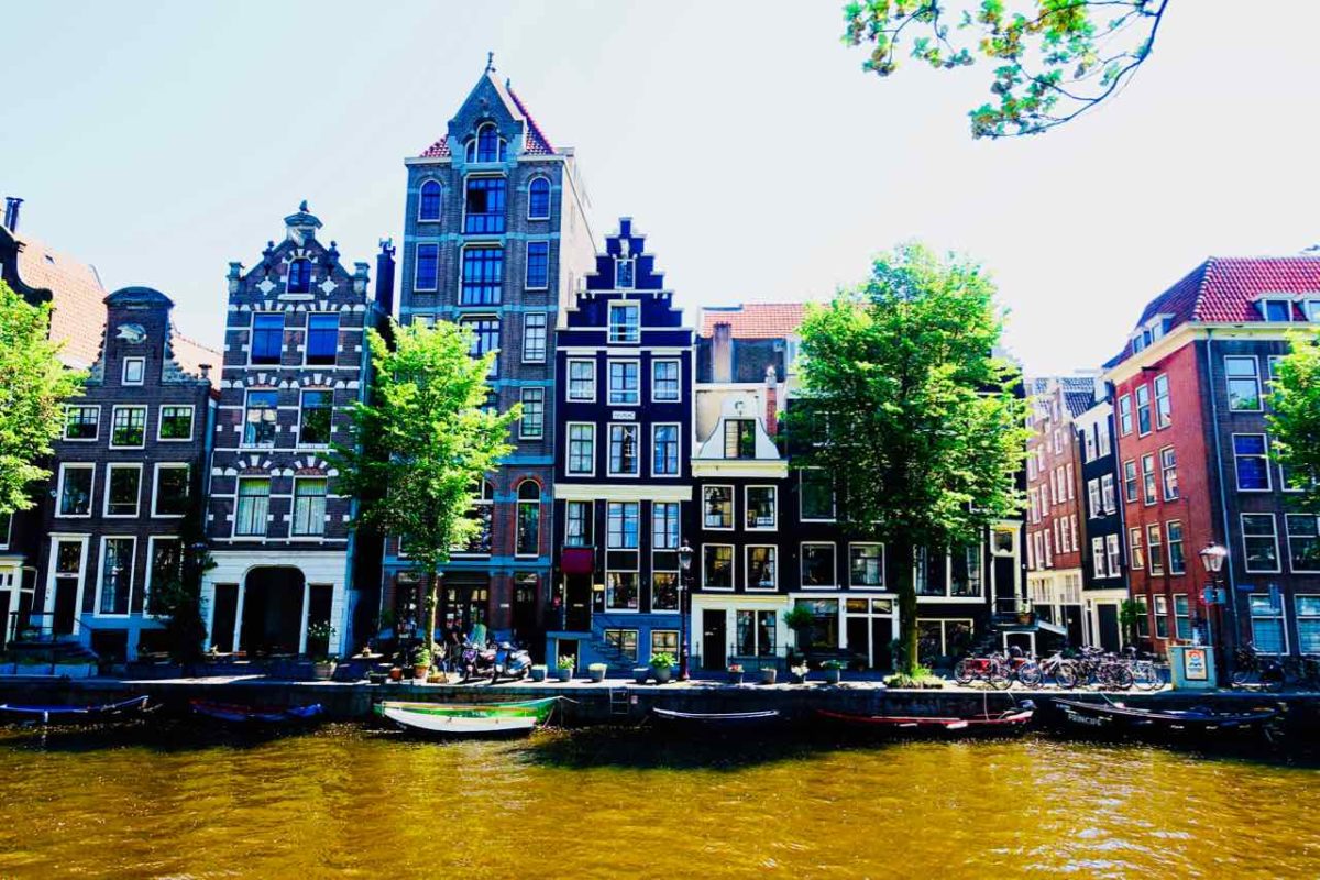 Amsterdam: Gracht mit landestypischer Häuserfront
