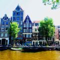 Amsterdam: Gracht mit landestypischer Häuserfront