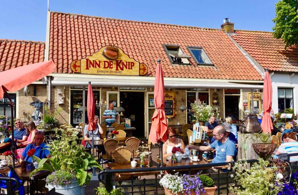 Urlaub auf Texel: Café Inn De Knip in Den Hoorn. Außenbereich . Insel Texel in den Niederlanden.