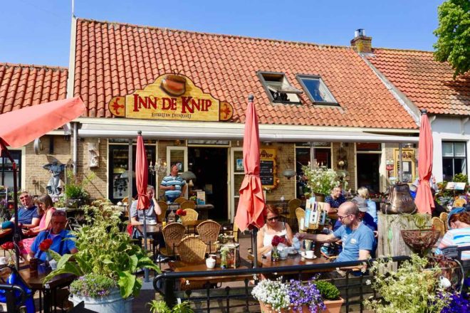 Urlaub auf Texel: Café Inn De Knip in Den Hoorn. Außenbereich . Insel Texel in den Niederlanden.