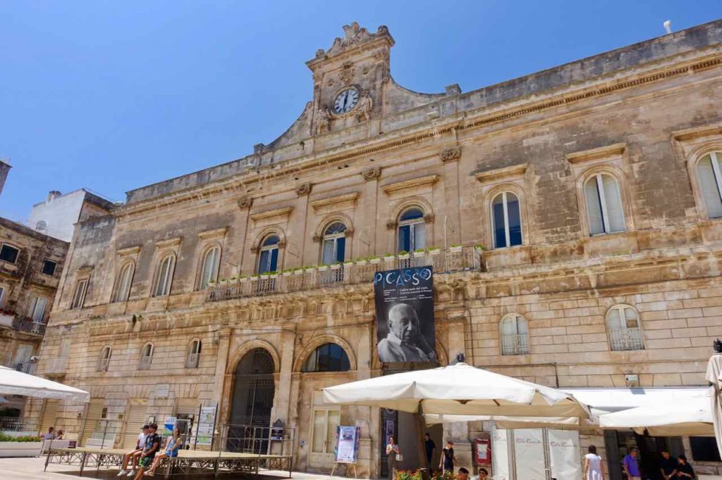 Rathaus von Ostuni in Apulien, Italien