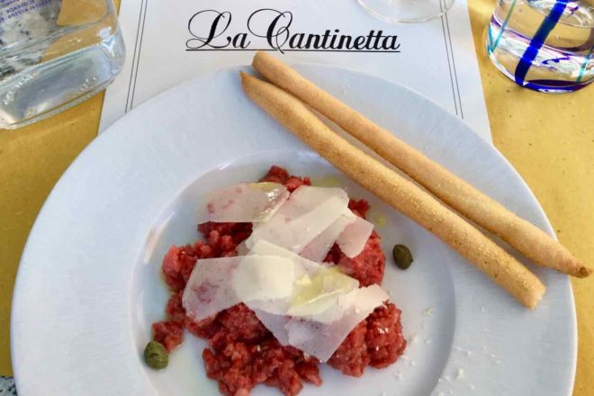 Barolo im Piemont, Restaurant La Cantinetta, Tajarin tagliati al coltello al ragú di carne Foto Peter Pohle PetersTravel