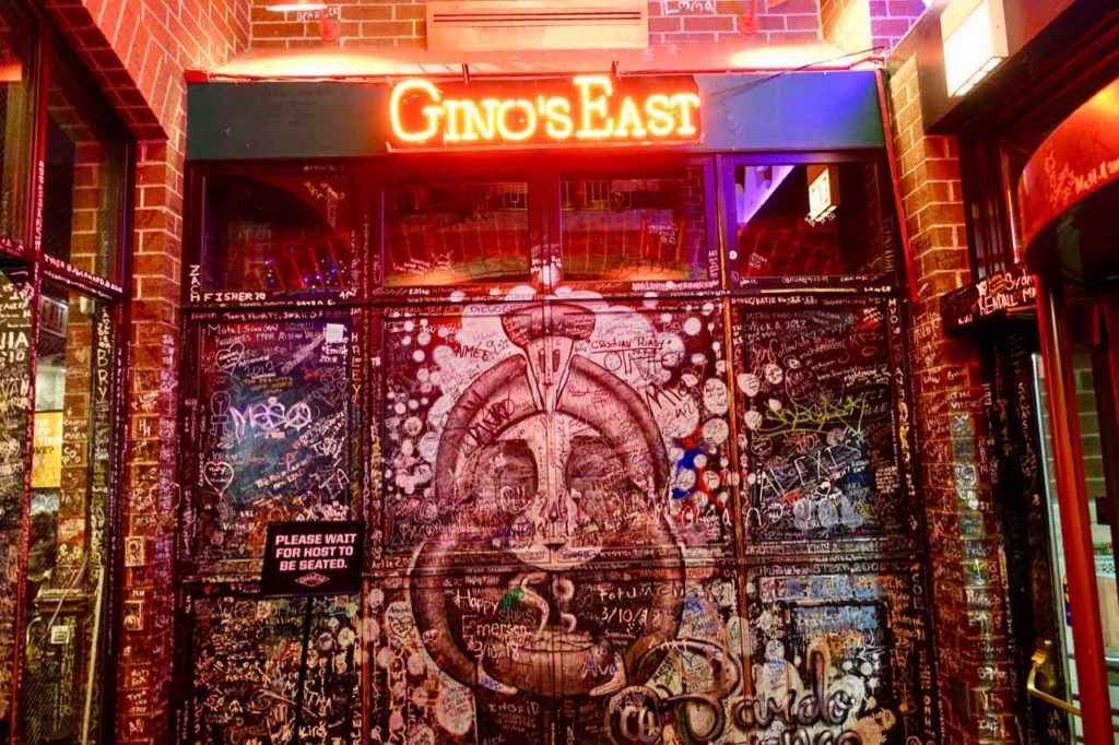 Chicago Restaurants: Eingang von Gino’s East 
