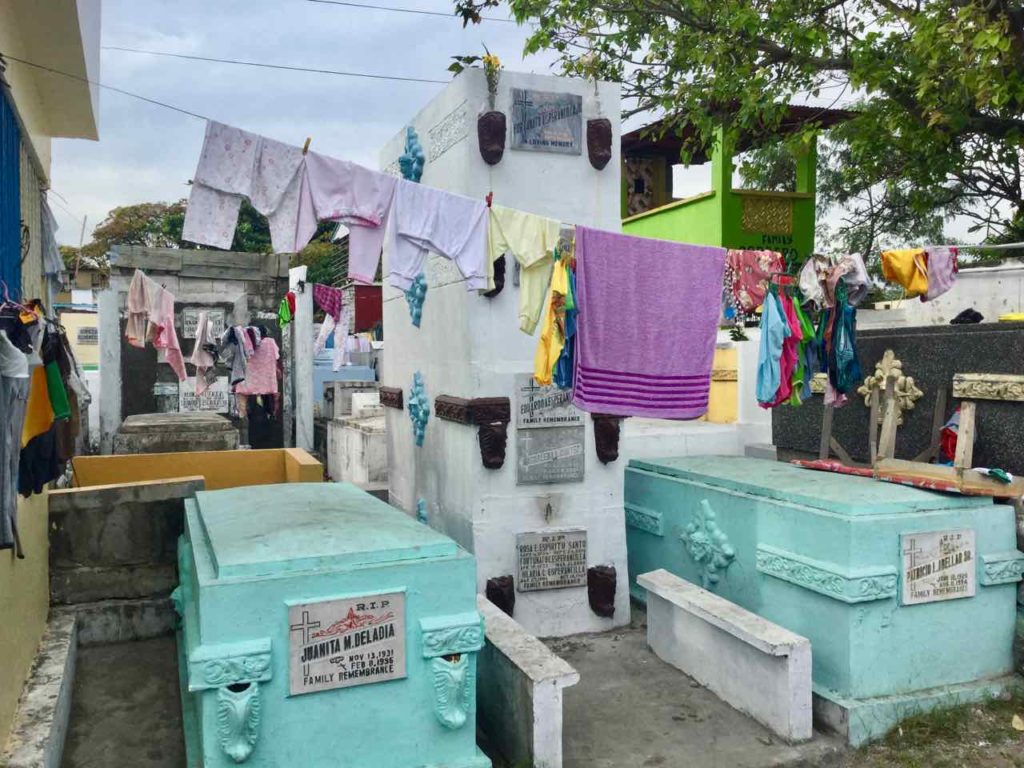 Manila Nordfriedhof, Aufgehängte Wäsche zwischen den Gräbern