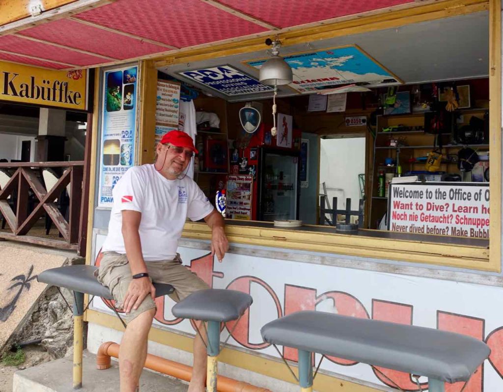Puerto Galera: Mac Schmitt von Octapus Divers vor seinem Kiosk Et Kabüffke in Sabang, Philippinen Copyright Peter Pohle PetersTravel