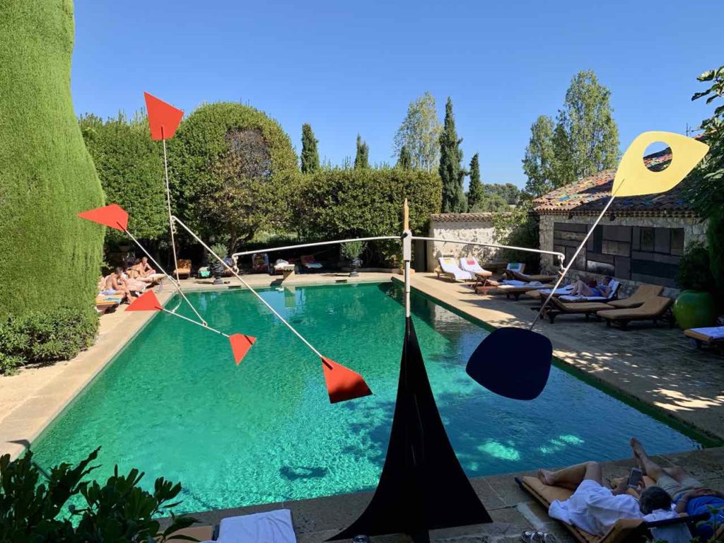 Hotel La Colombe d’Or: Schwimmbad mit Calder Mobilé