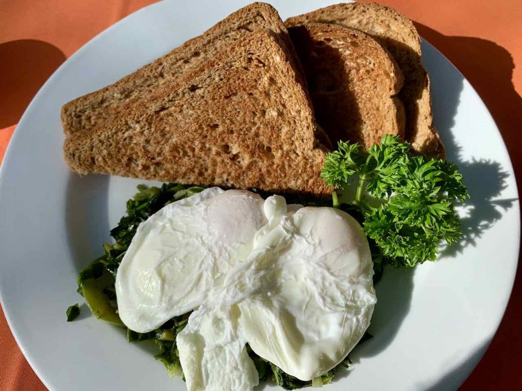 Frühstück im Jake’s Hotel in Treasure Beach, Callaloo mit poached eggs