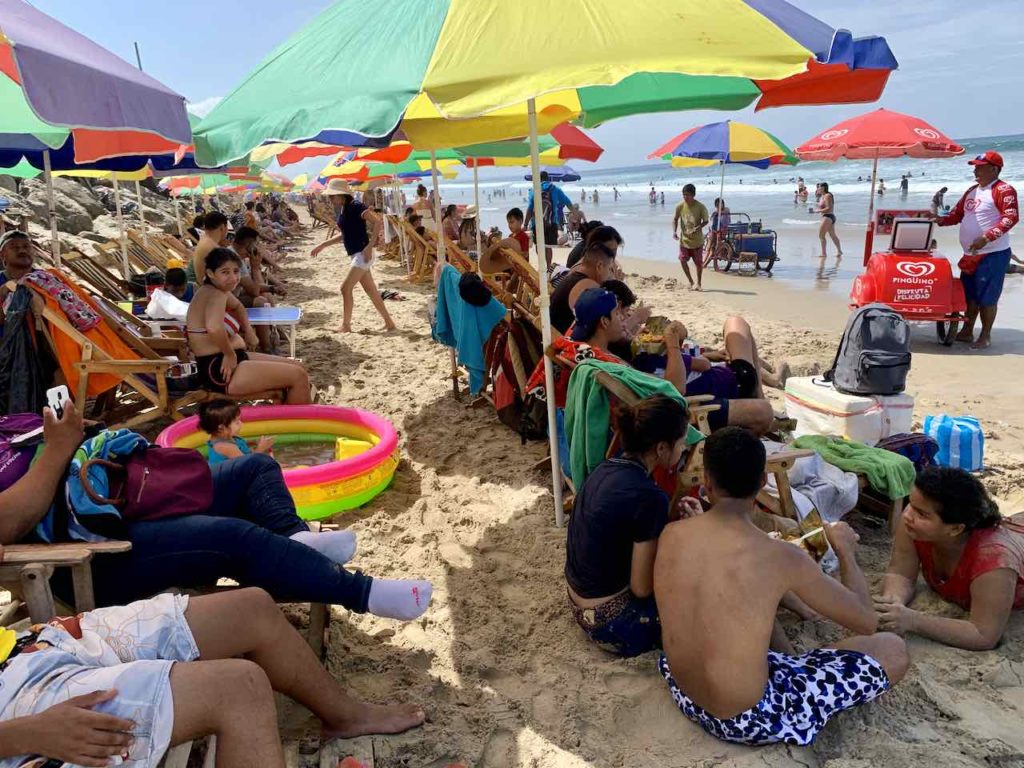 Montañita: Strandleben am Wochenende