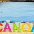 Canoa in Ecuador, Schriftzug mit Strand