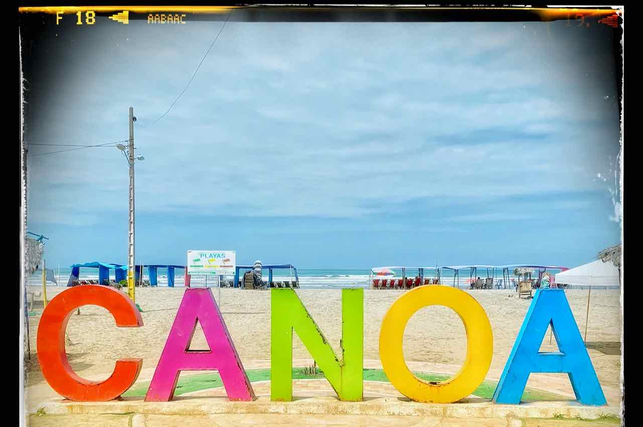 Canoa in Ecuador, Schriftzug mit Strand