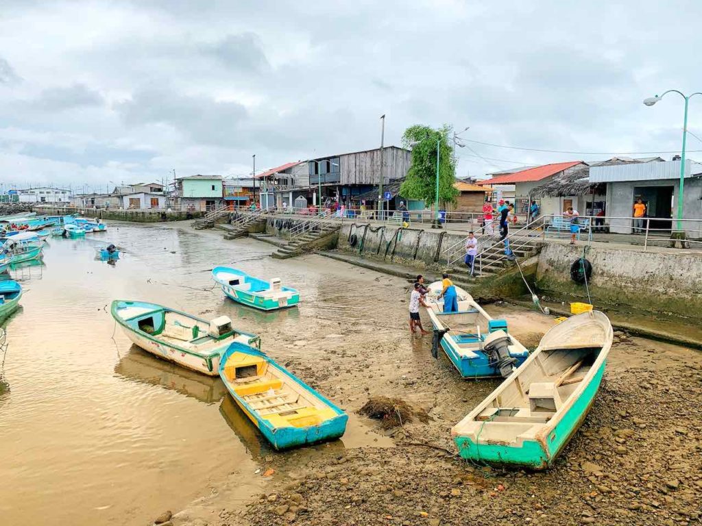 Hafen von Cojimíes an der Pazifikküste in Ecuador