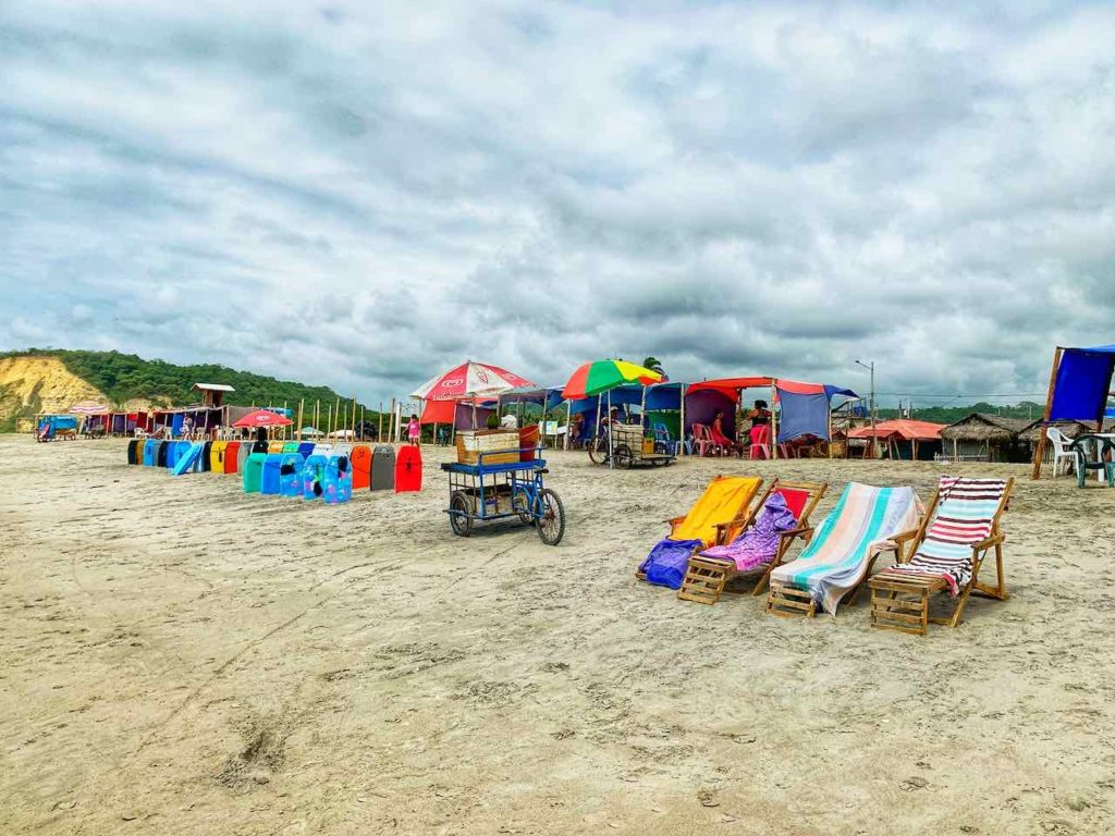 Strand mit Liegestühlen, Canoa in Ecuador