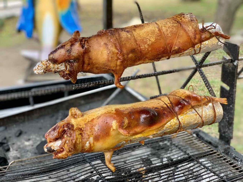Ecuador: Meerschweinchen vom Grill. Für 25 $ bekommt man ein ganzes Meerschweinchen, ein halbes für 15 $