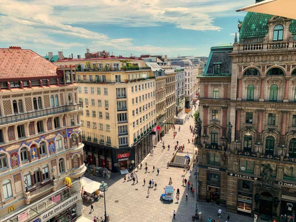 Wien: Blick von der Restaurant-Terrasse des Haas Haus auf Kärntnerstrasse und Graben