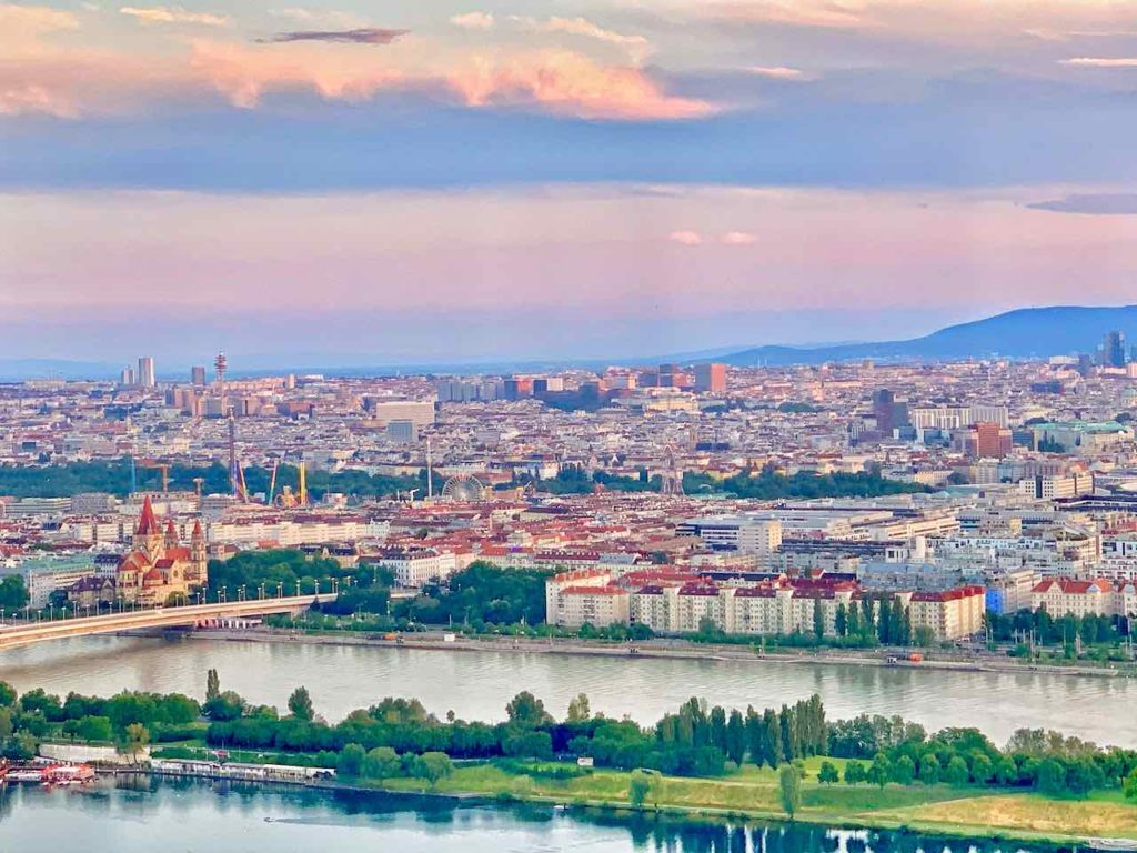 Blick von der Aussichtsterrasse des Donauturms in Wien auf die Donauinsel
