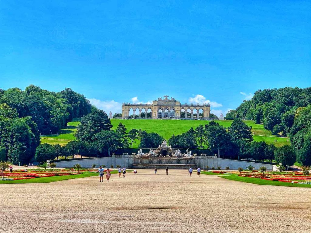 Blick von Schloss Schönbrunn zur Gloriette