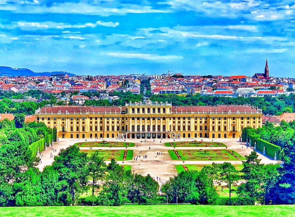Blick von der Gloriette auf Schloss Schönbrunn. Das Schloss Schönbrunn gehört zu den Highlights von Wien und den meistbesuchten Sehenswürdigkeiten