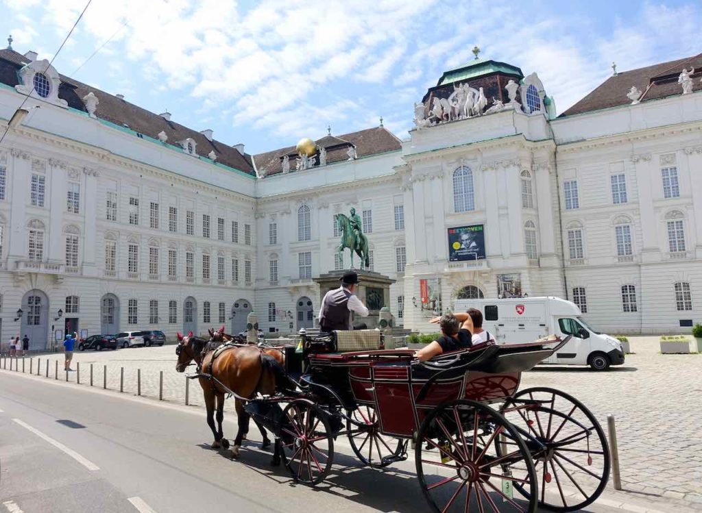 Wien Hofburg: Josephsplatz mit Augustinerkirche und Österreichischer Nationalbibliothek