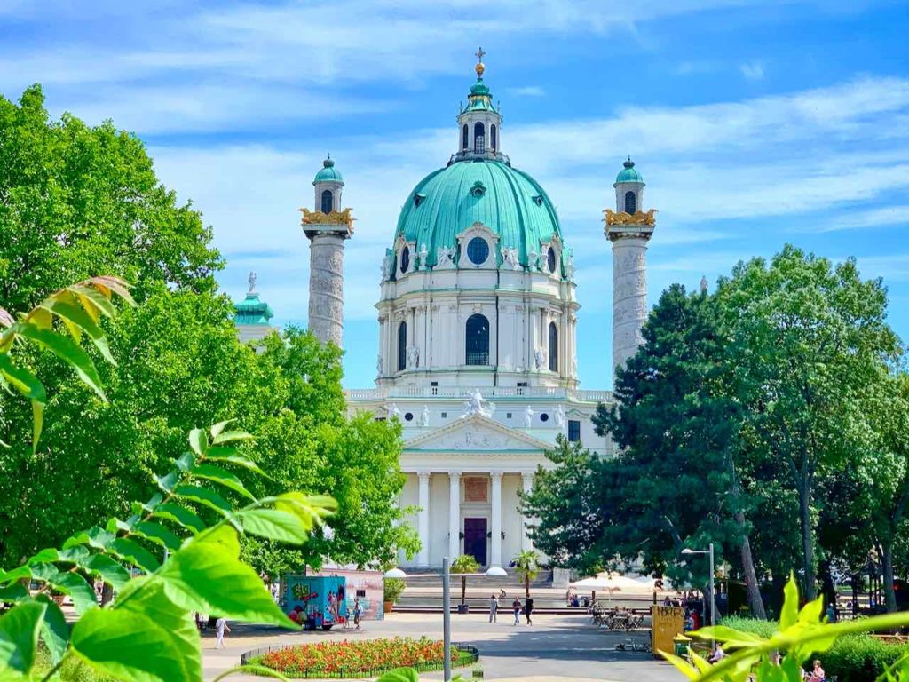 Die im Barockstil erbaute Wiener Karlskirche gehört zu den Sehenswürdigkeiten von Wien