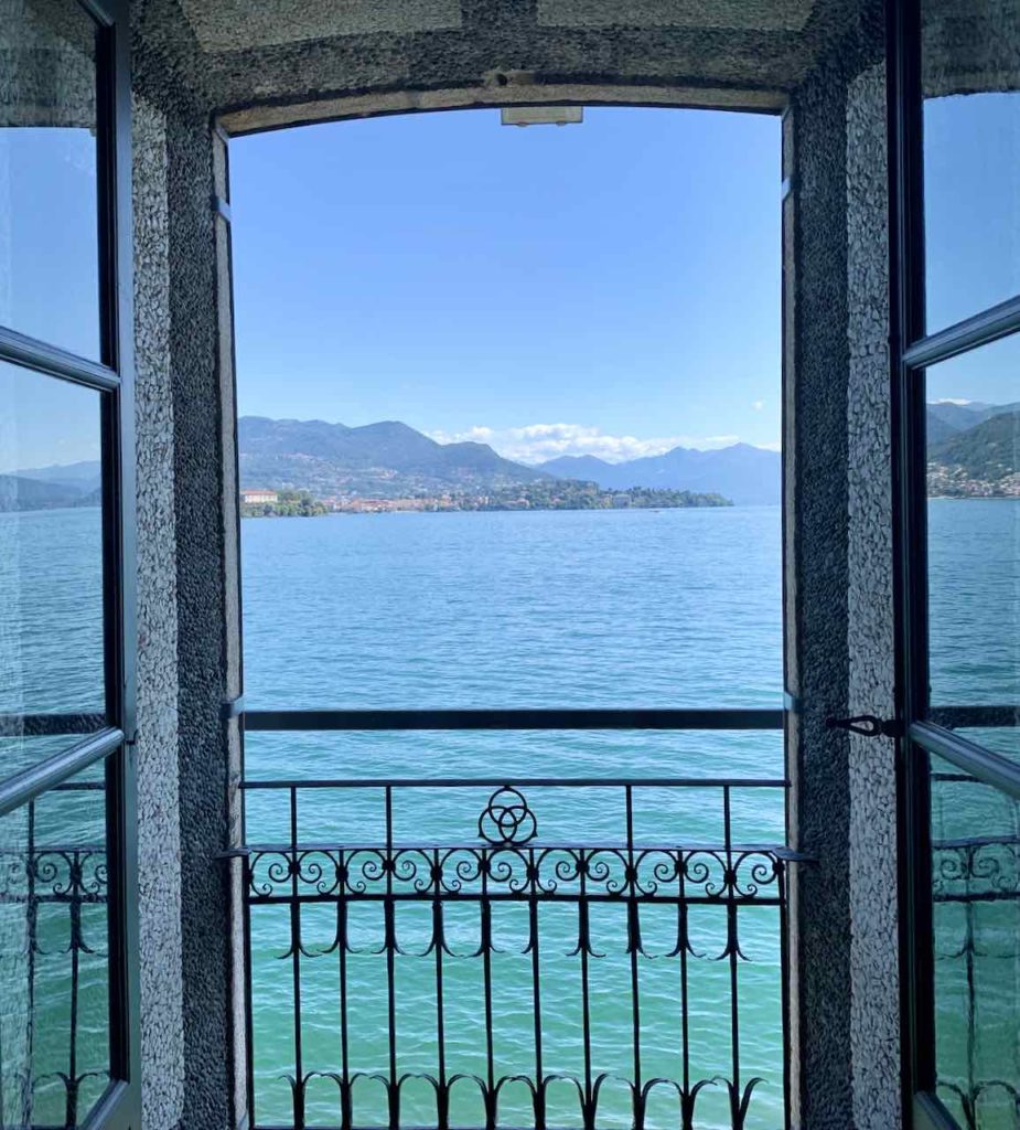 Borromäische Inseln: Ausblick vom Palazzo Borromeo auf Isola Bella auf dem Lago Maggiore, Italien