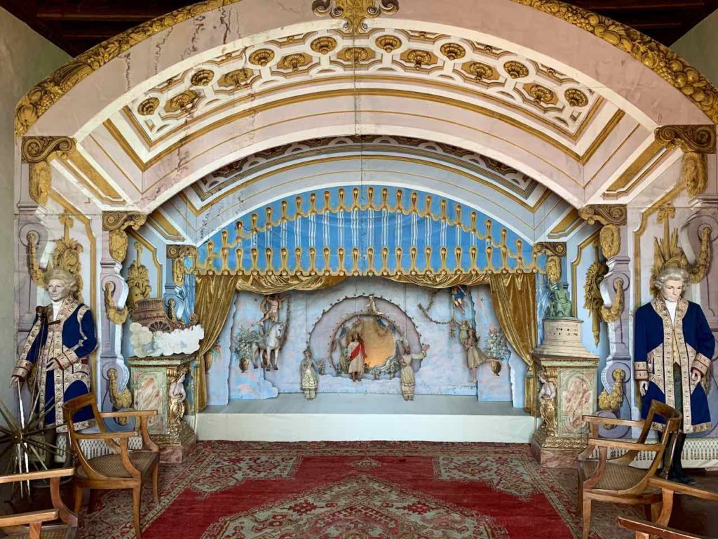 Bühnenbild im Puppensaal im Palazzo Borromeo auf der Isola Madre auf dem Lago Maggiore, Italien 