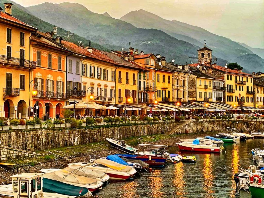 Hafen und Promenade von Cannobio am Lago Maggiore 