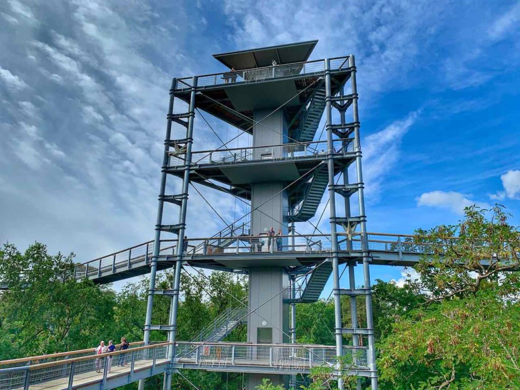 Der 36 Meter hohe Aussichtsturm des Baumkronenpfad Beelitz Heilstätten