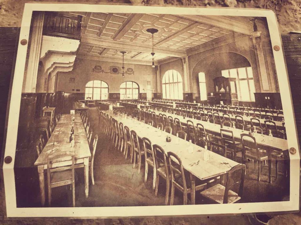 Historisches Foto: Speisesaal im Alpenhaus der Beelitz Heilstätten