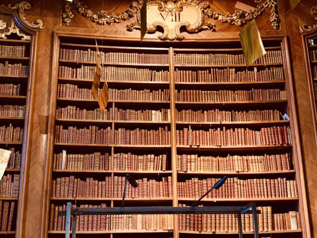 Bücherregal im Prunksaal der Österreichischen Nationalbibliothek