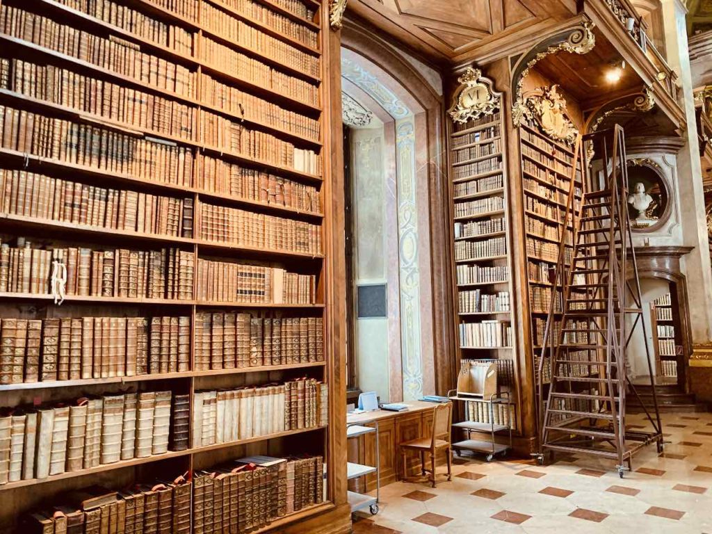 Bücherregal mit Leiter im Prunksaal der Österreichischen Nationalbibliothek