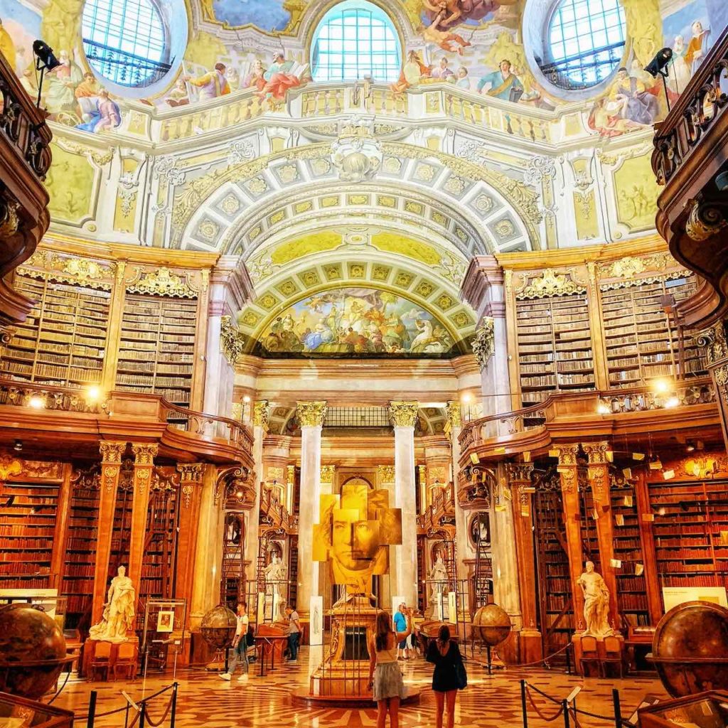 Halbtotale mit Globen des Prunksaals der Österreichischen Nationalbibliothek