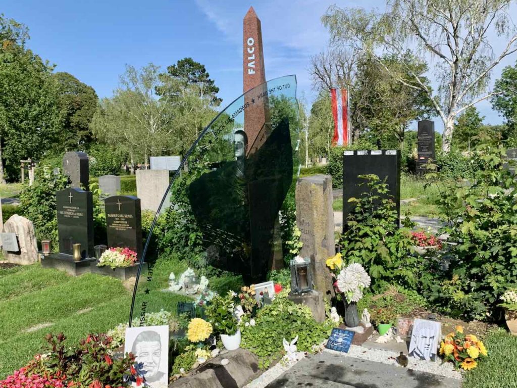 Auch die Poplegende Falco wurde 1998 auf dem Wiener Zentralfriedhof beigesetzt. Heute ist sein Grab eines der meistbesuchten Grabstätten