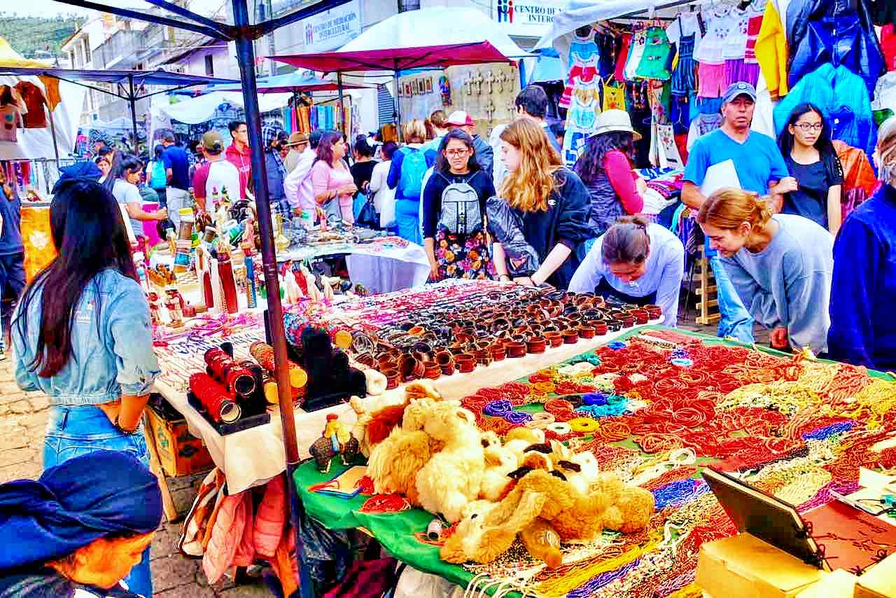 Indiomarkt in den Straßen von Otavalo Foto PetersTravel Peter Pohle