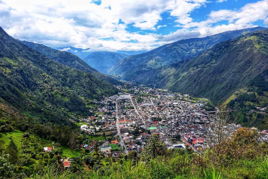 Blick auf den von Bergen umgebenen Talort Baños, die Abenteuerhauptstadt von Ecuador