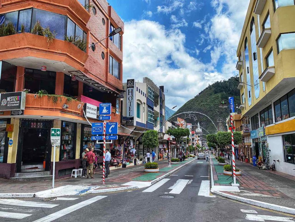Hauptstraße von Banos in Ecuador