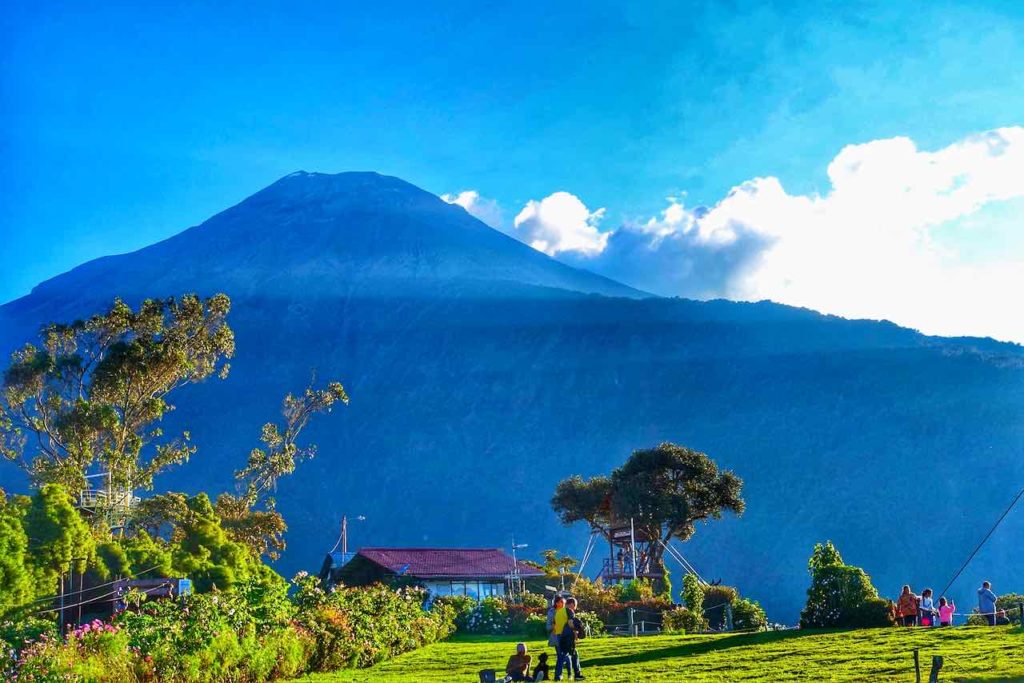 Ecuador: Park der Casa del Arbol mit Blick auf den Vulkan Tungurahua