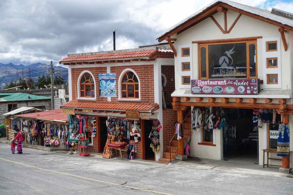Restaurants und Andenkenladen in Quilotoa in den ecuadorianischen Anden