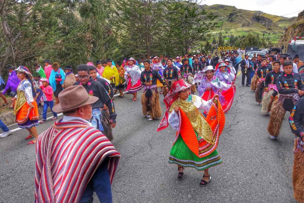Straßenumzug in den ecuadorianischen Anden zwischen Quilotoa und Latacunga
