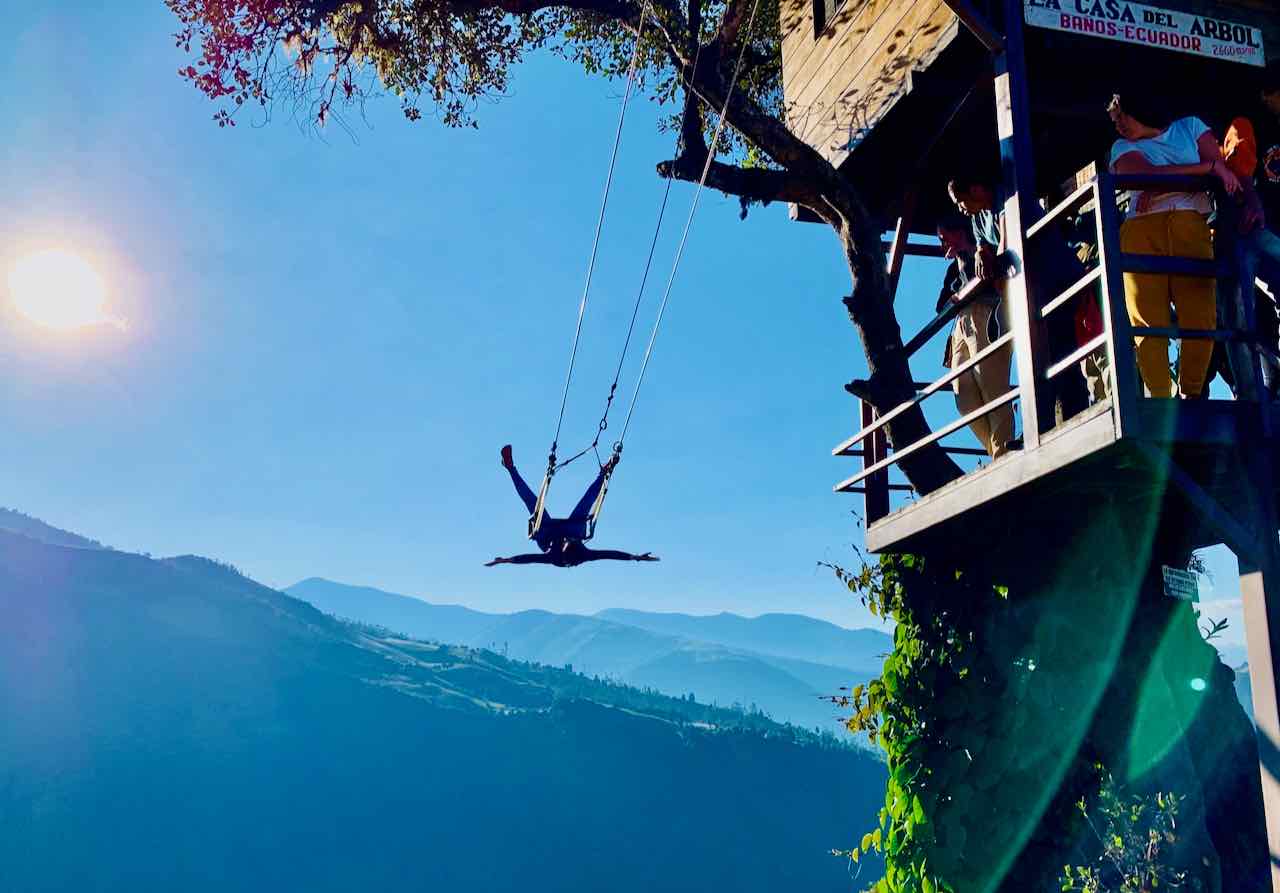 Swing at the End of the World bei der Casa del Arbol in Baños