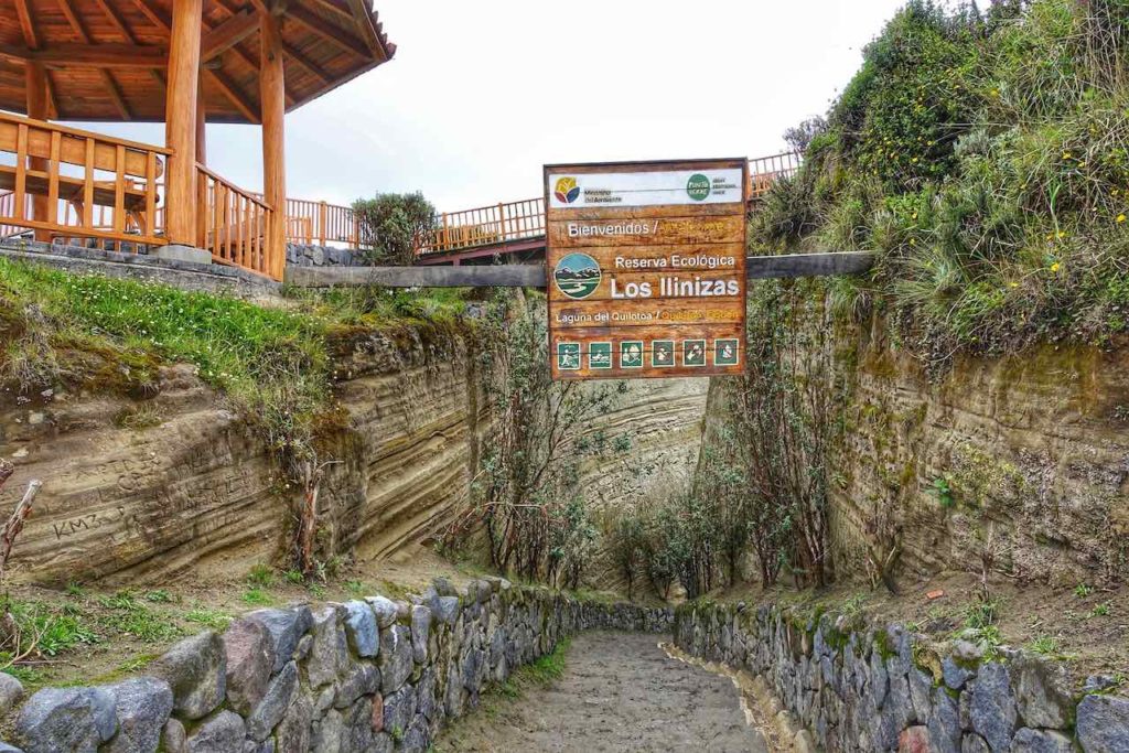 Weg zum Kratersee der Lagune Quilotoa in Ecuador