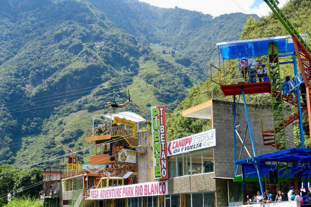 Zipline im Mega Adventure Park Rio Blanco auf der Tour de las Cascadas in Ecuador