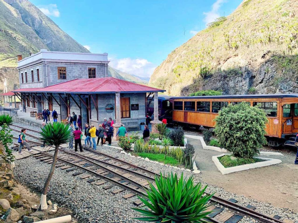 Bahnhof von Sibambe auf der Zugfahrt zur Nariz del Diablo in Alausí 