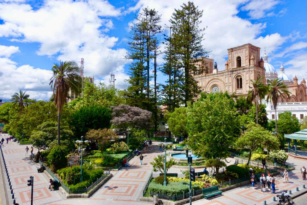Nueva Catedral mit Parque Abdón Calderón in Cuenca Ecuador 