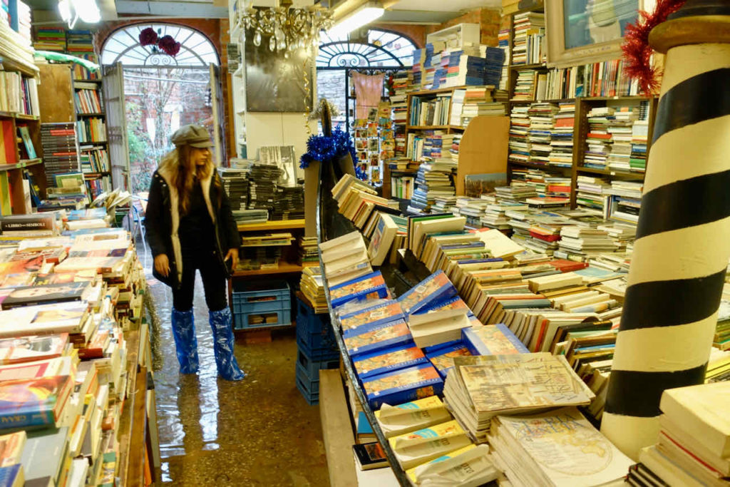 Land unter in der Buchhandlung Libreria Acqua Alta, Venedig