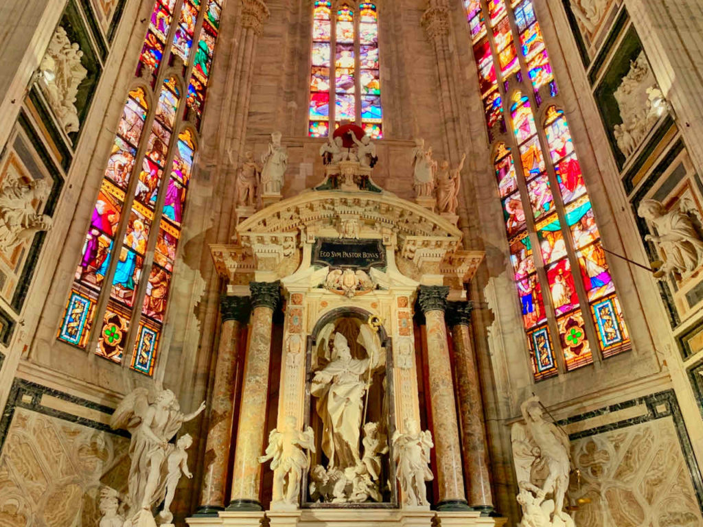 Altar mit Buntglasfenster im Mailänder Dom