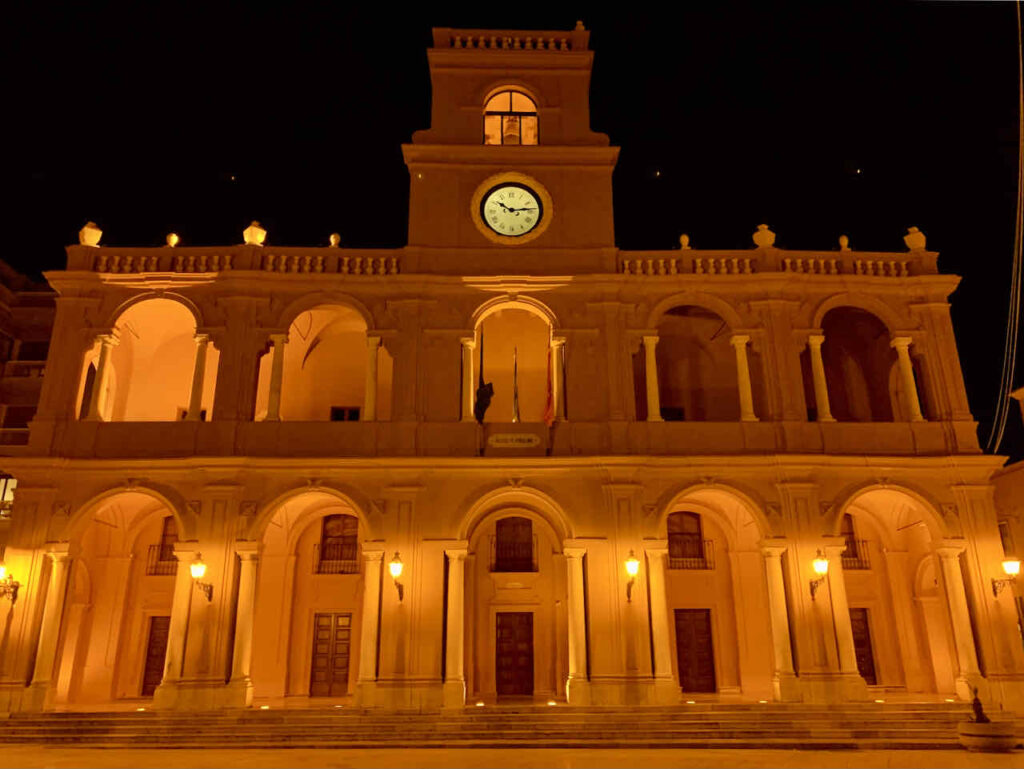 Nachtaufnahme vom Palazzo VII Aprile auf der Piazza della Repubblica in Marsala, Sizilien